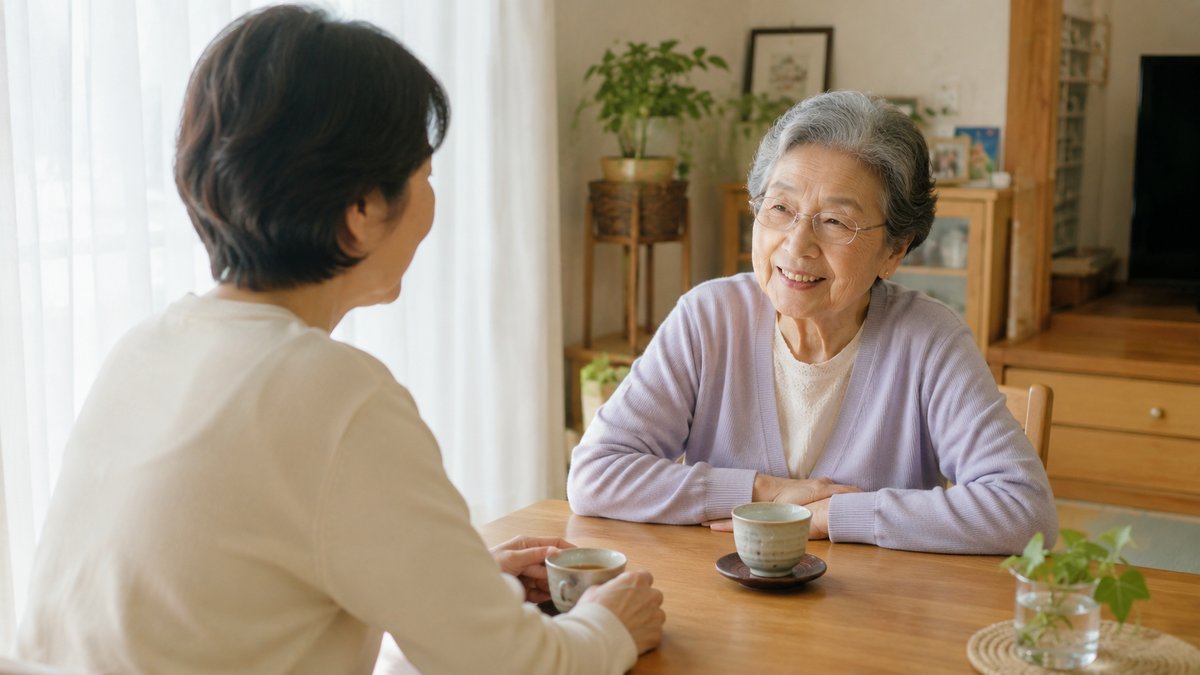 高齢の母と子がお茶を飲みながら穏やかに話し合う