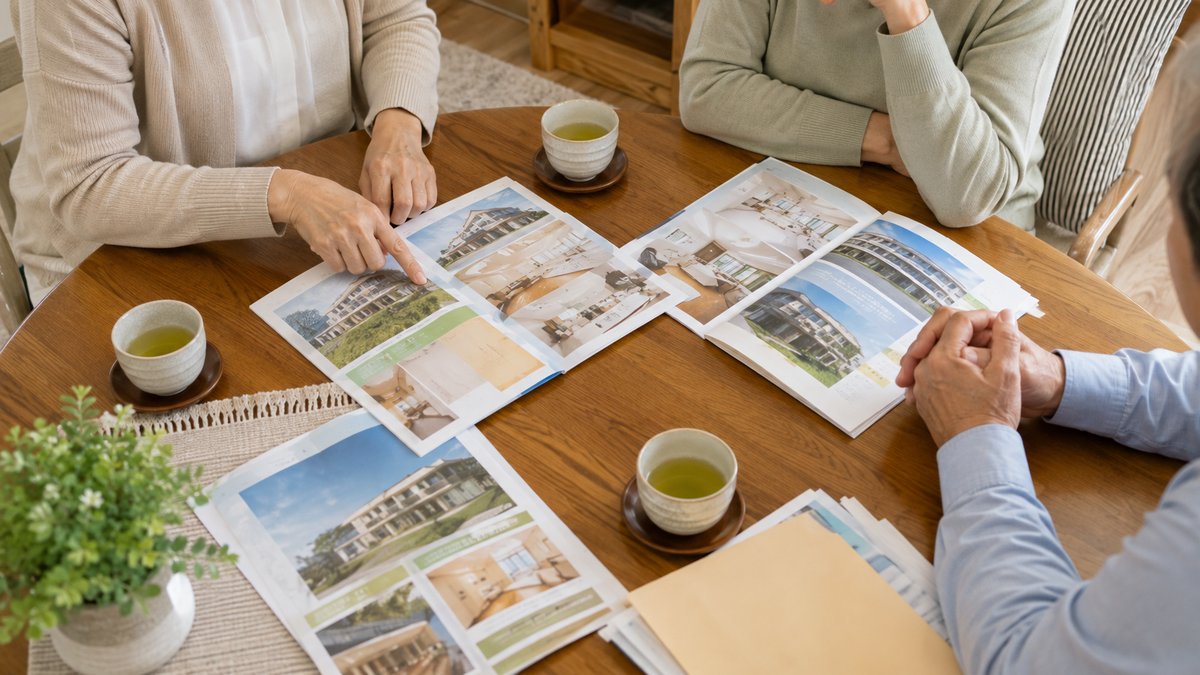 家族が施設の資料を囲んで話し合うテーブル